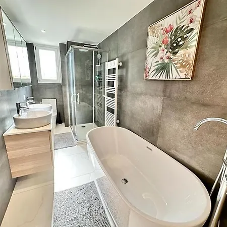 Апартаменты Downtown Modern Luxury - 3 Bedrooms 3 Baths *